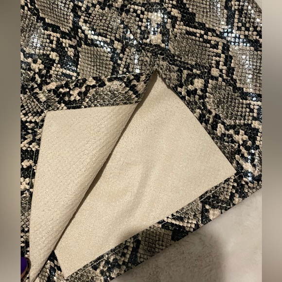 ❌❌SOLD ❌❌ ZARA - Animal Embossed Faux Leather Skirt - Picture 5 of 11